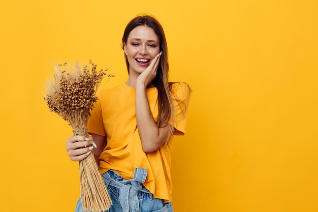 Foto mooi meisje met een hoed droge bloemen zomerstijl Lifestyle ongewijzigd