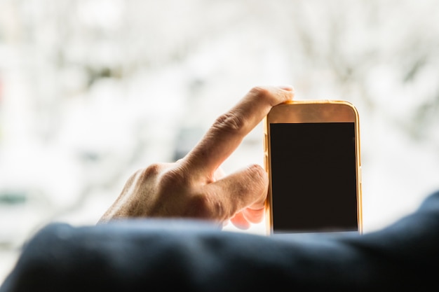 Foto foto nemen met mobiele smartphone met uitknippad voor het scherm