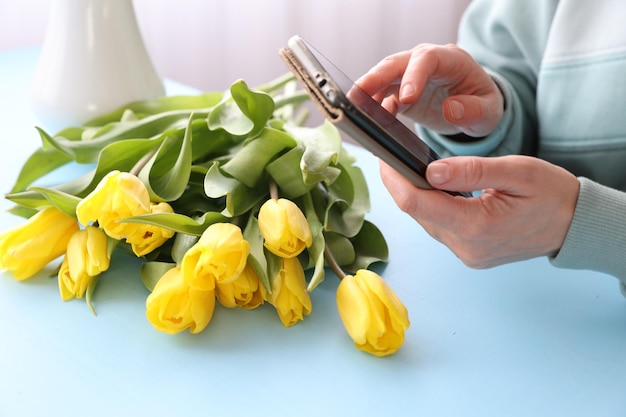 Foto op smartphone boeket gele tulpen