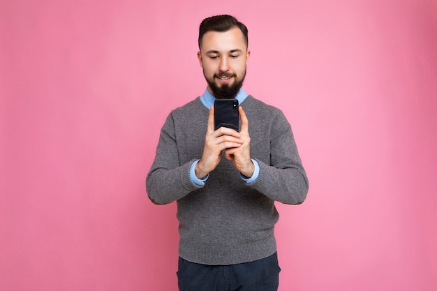 Foto-opname van een knappe, goed uitziende jongeman die een casual stijlvolle outfit draagt po