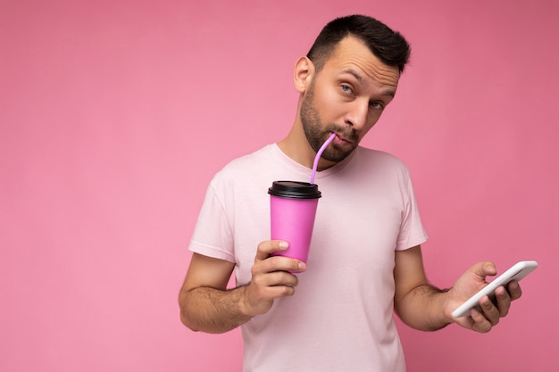 Foto-opname van een knappe, goed uitziende jongeman die een casual stijlvolle outfit draagt