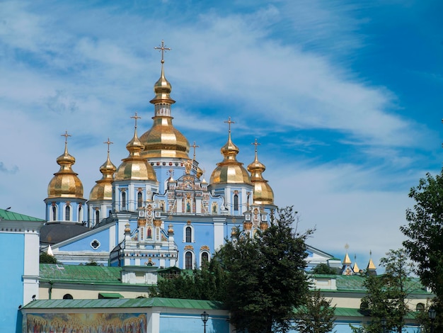 Foto Orthodoxe kerk met gouden koepels tegen een prachtige lucht