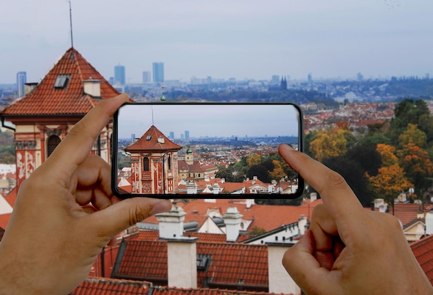 Foto per telefoon. Prachtig landschap van de stad Praag.