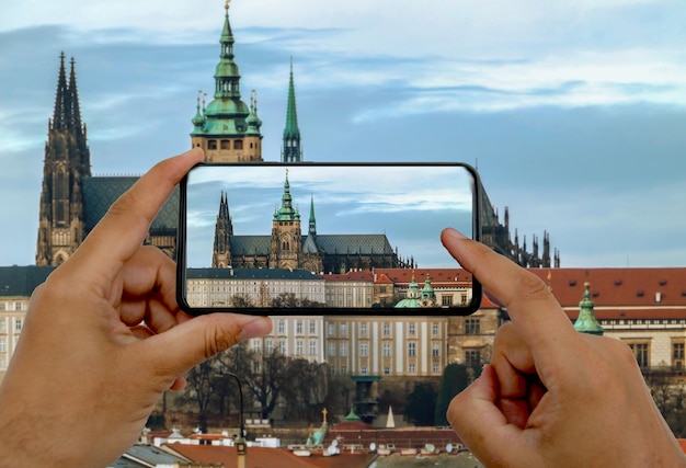 Foto per telefoon. Uitzicht op de Praagse Burcht.