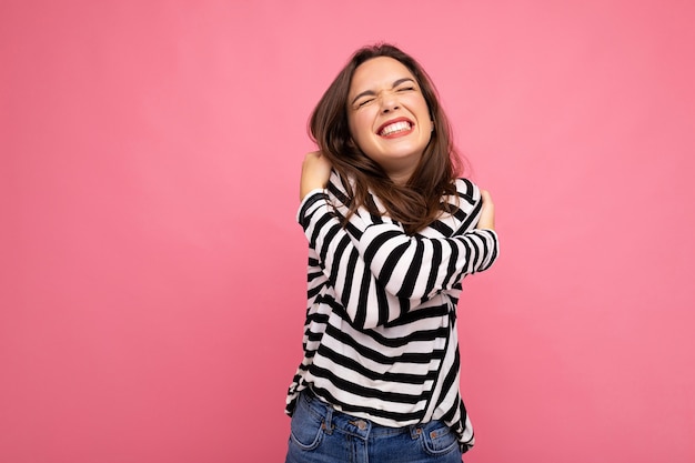 Foto portret van jonge mooie lachende hipster brunette vrouw in trendy pullover sexy zorgeloos