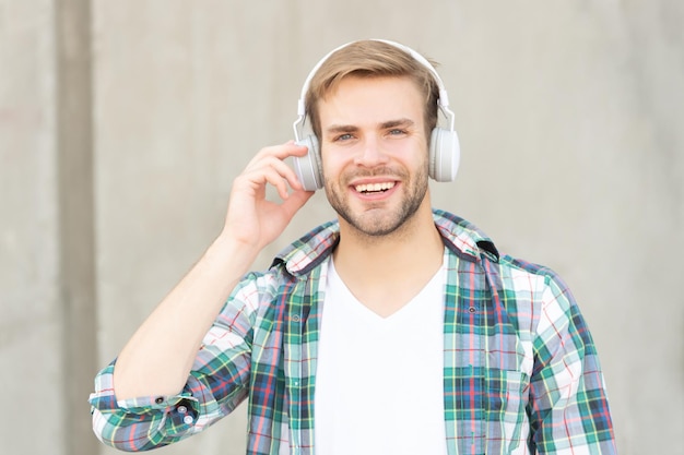 Foto portret van man luisteren muziek in koptelefoon man luisteren muziek buiten