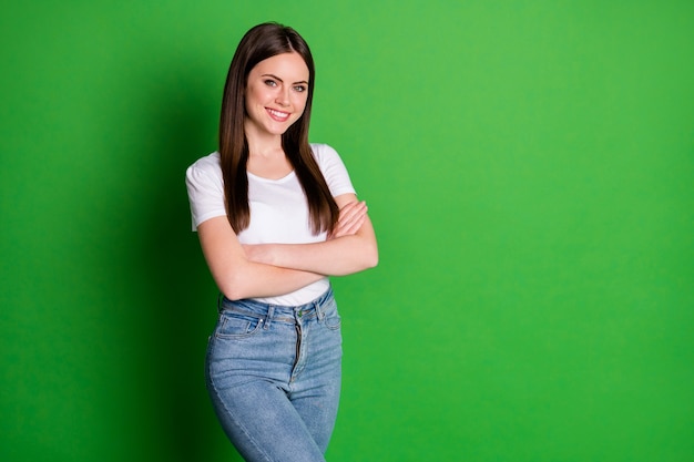 Foto portret van verantwoordelijke vrouw gekleed casual wit t-shirt armen gekruist geïsoleerde groene kleur achtergrond