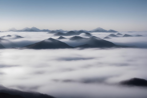 foto prachtige opname van hoge witte heuveltoppen en bergen bedekt met mist