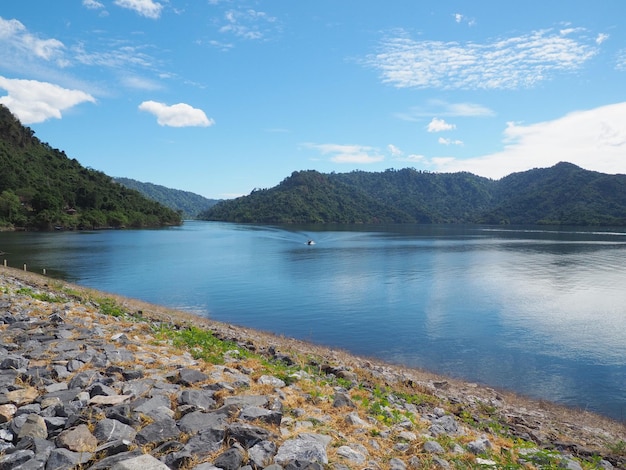 Foto's van dammen in Thailand Het bestaat uit waterlichamen en bergen.