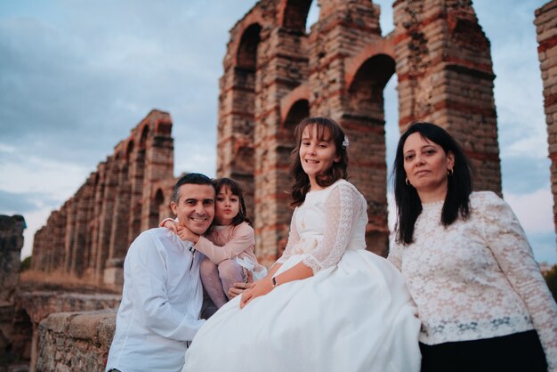 Foto's van een gezin voor de communie van hun dochter in een Romeinse ruïne