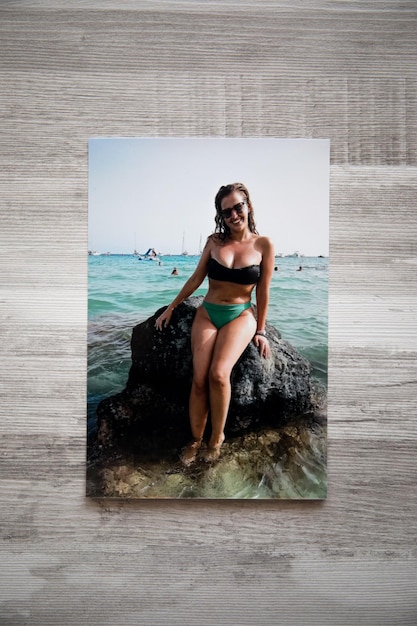 Foto's van een mooie bruinharige vrouw in een bikini, met mooie tieten, met grote borsten op het strand