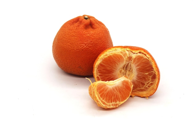 Foto's van fruit en sinaasappels op een witte achtergrond