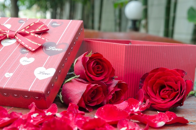 Foto&#39;s van rozen en geschenken voor Valentijnsdag.