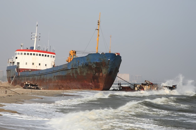 Foto's van schepen die door een storm naar de kust bij Odessa zijn gegooid
