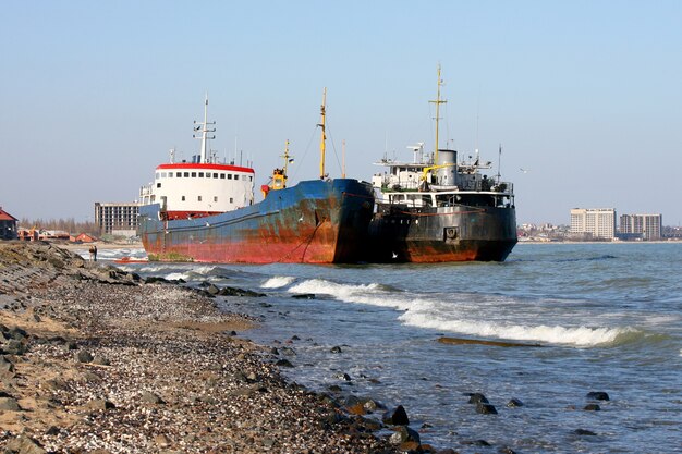 Foto's van schepen die door een storm naar de kust bij odessa zijn gegooid