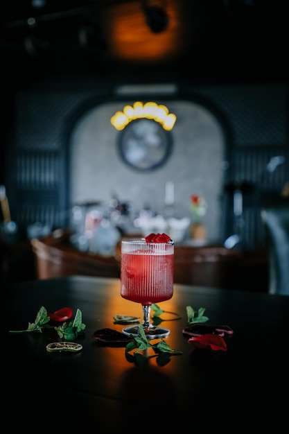Foto selectieve focus opname van een mooie alcoholische cocktail met een nacht