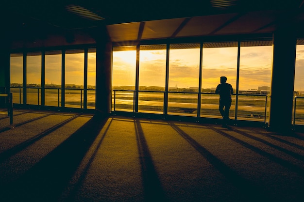 Foto silhouet man wachten op de vlucht op de luchthaven