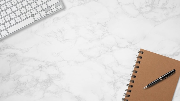 Foto superior de escritorio de trabajo con libreta y teclado