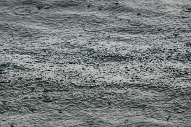 Foto textuur regendruppels vallen in de zee close-up foto