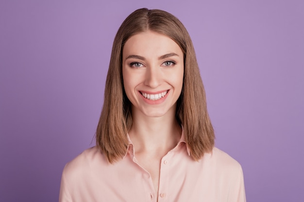 Foto van aantrekkelijk positief schattig aardig meisje glimlachend zelfverzekerde slimme geïsoleerde violette kleur achtergrond