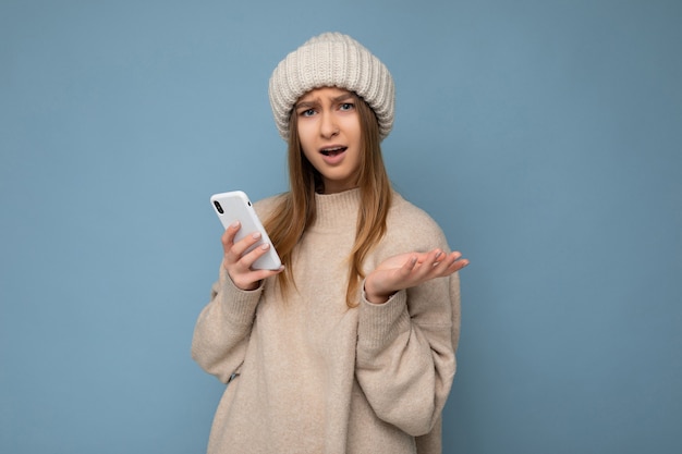 Foto van aantrekkelijke gekke verbaasde verrast jonge vrouw, gekleed in casual stijlvolle kleding staan