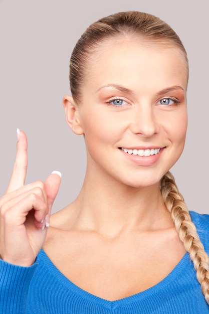 foto van aantrekkelijke jonge vrouw met haar vinger omhoog