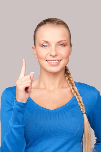 foto van aantrekkelijke jonge vrouw met haar vinger omhoog