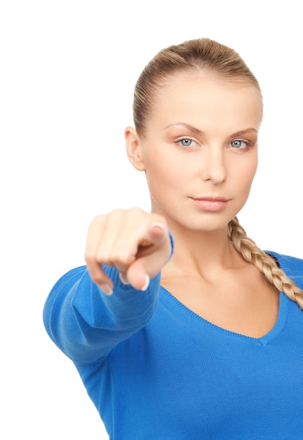 foto van aantrekkelijke vrouw die met haar vinger wijst