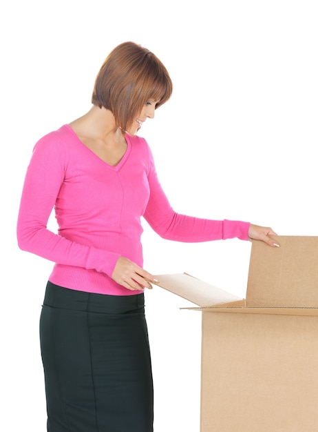 foto van aantrekkelijke zakenvrouw met kartonnen doos