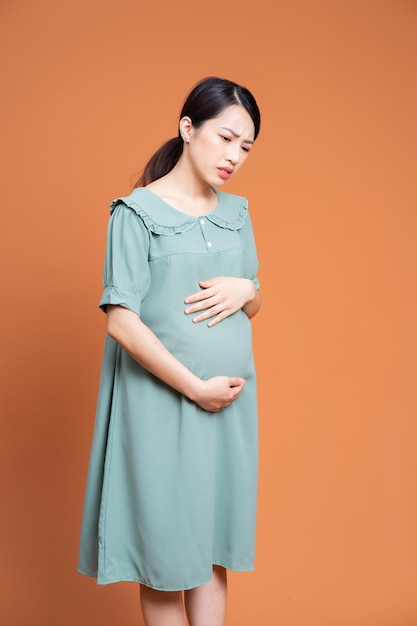 Foto van Aziatische zwangere vrouw op achtergrond