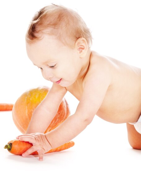 Foto van babyjongen in luier met groenten