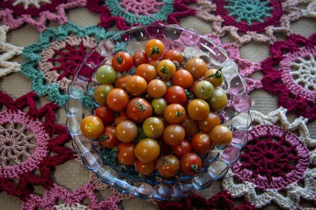 Foto foto van ballen schaal van fruit kersen tomaten