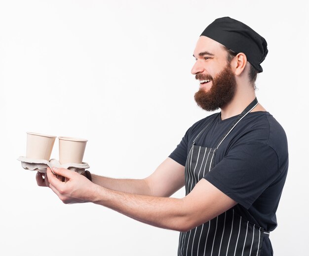 Foto van baristamens die twee koffie aan iemand geeft