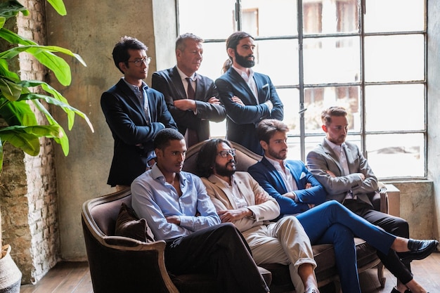 Foto van bedrijfsmanagers die samen in de wachtkamer van het kantoor zitten