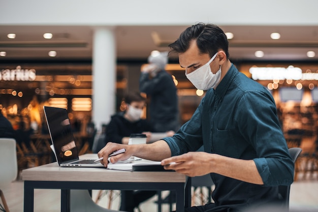 Foto van bezoekers in de foodcourt tijdens de quarantaineperiode