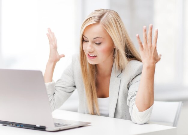 foto van boze zakenvrouw met laptop op het werk