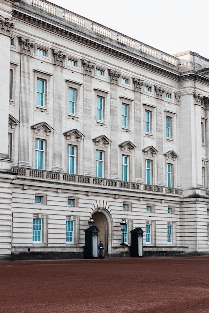 Foto van Buckingham Palace met soldaat bij de poort