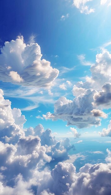 Foto van Cumulonimbus wolk in heldere blauwe lucht op een zonnige dag van genomen van beneden