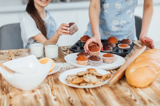 Foto van cupcakes en koekje van de familiekok samen