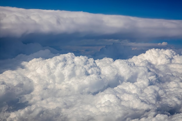 Foto van de blauwe lucht met wolken in vogelvlucht