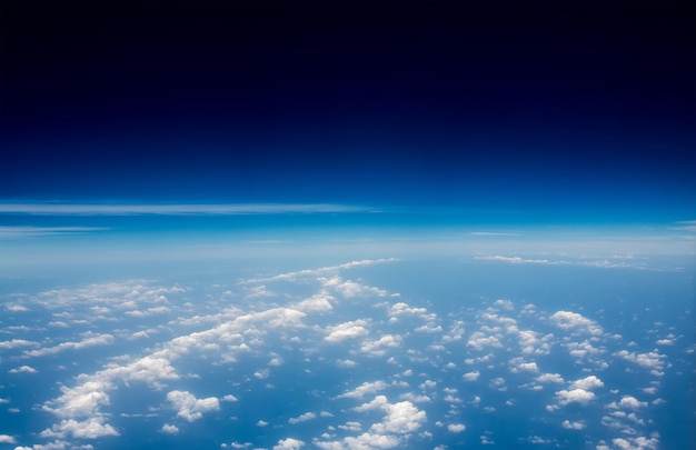 Foto van de blauwe lucht met wolken