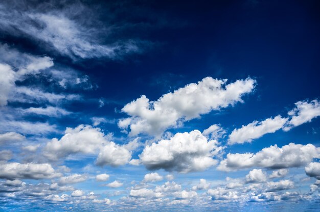 Foto van de blauwe lucht met wolken