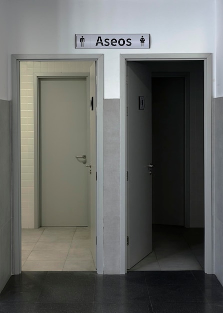 Foto van de ingang van de toiletten van een openbaar gebouw