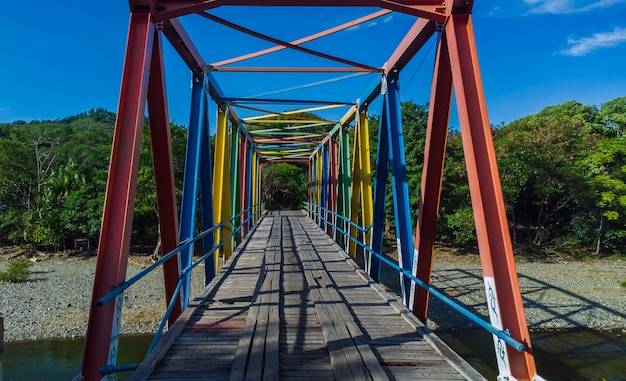 Foto van de kleurrijke brug over de Jalin-rivier Jantho Aceh Besar Aceh Indonesia