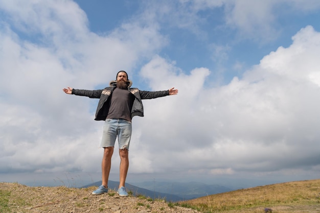 Foto van de vrije man drukt vrijheid uit in de berg kopieer ruimte vrije man drukt vrijheid uit