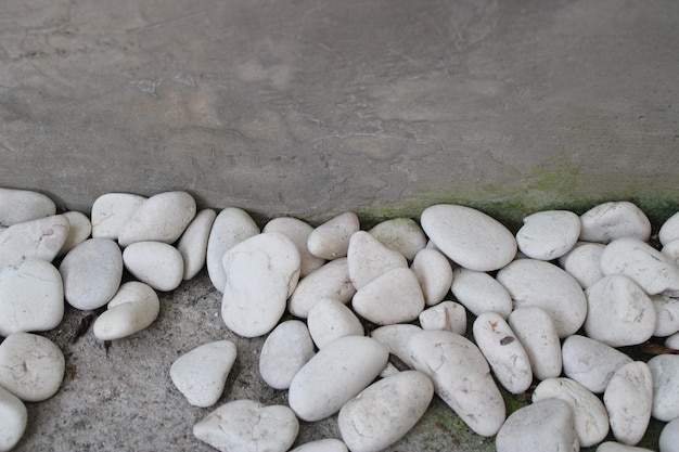 Foto van de witte steen aan de rand van de muur