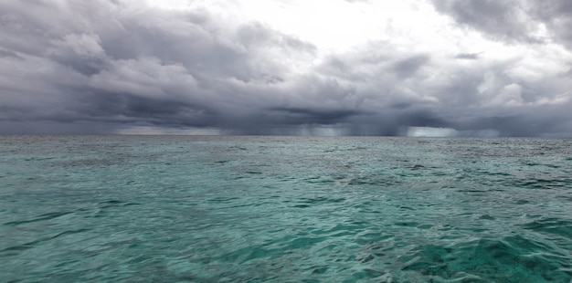 Foto van de zee van Indonesië met een regenwolk