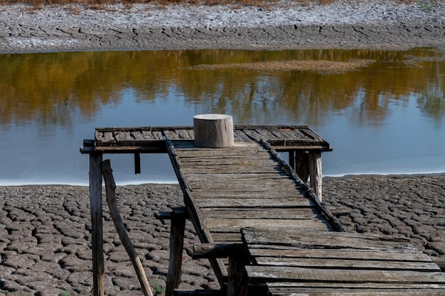 Foto van droge rivier en blauwe lucht