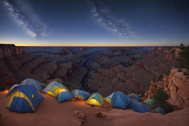 Foto van een camping met een grote kloof op de achtergrond met een prachtige nachtelijke hemel