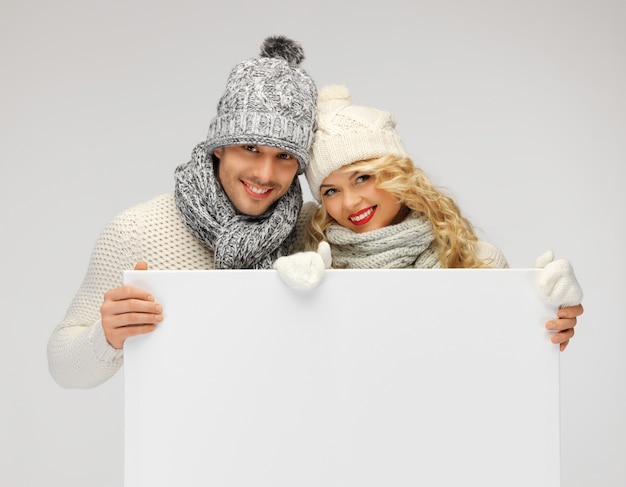 foto van een familiepaar in winterkleren met een leeg bord